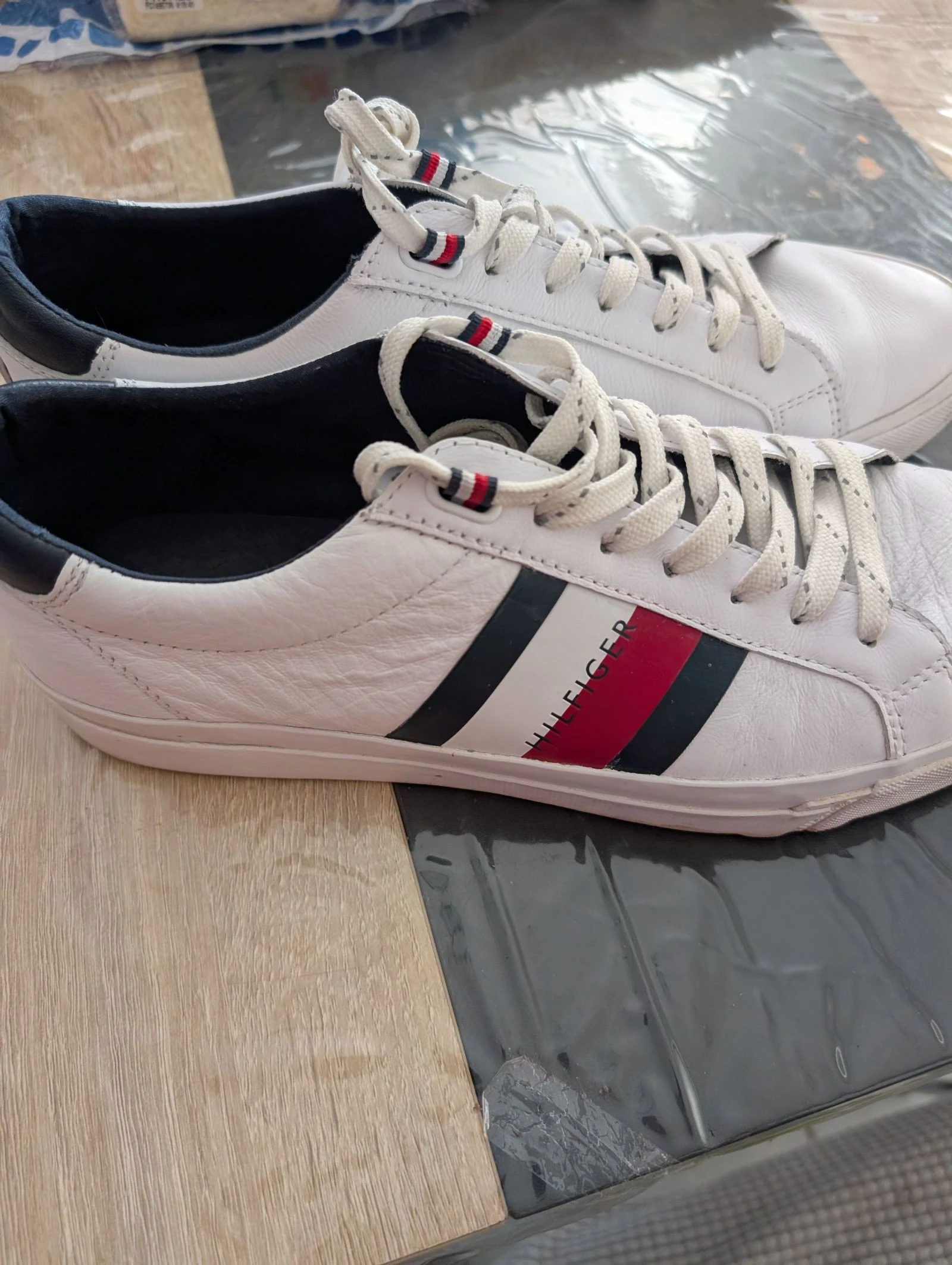 Very beautiful Tommy Hilfiger Flag Detail Leather Sneaker White Size 43 – photo 9